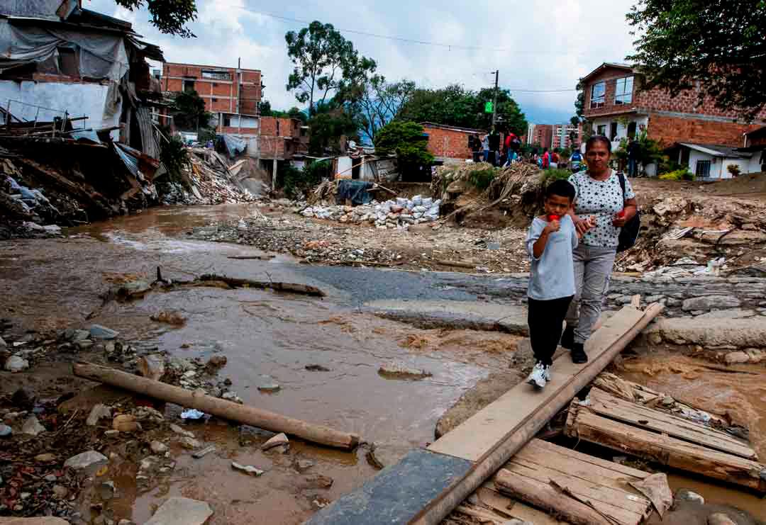 El desbordamiento de la quebrada debido a las fuertes lluvias se llevó siete casas y dejó graves afectaciones en otras 36 viviendas, con un total de al menos 130 damnificados. Fotos: Julio César Herrera