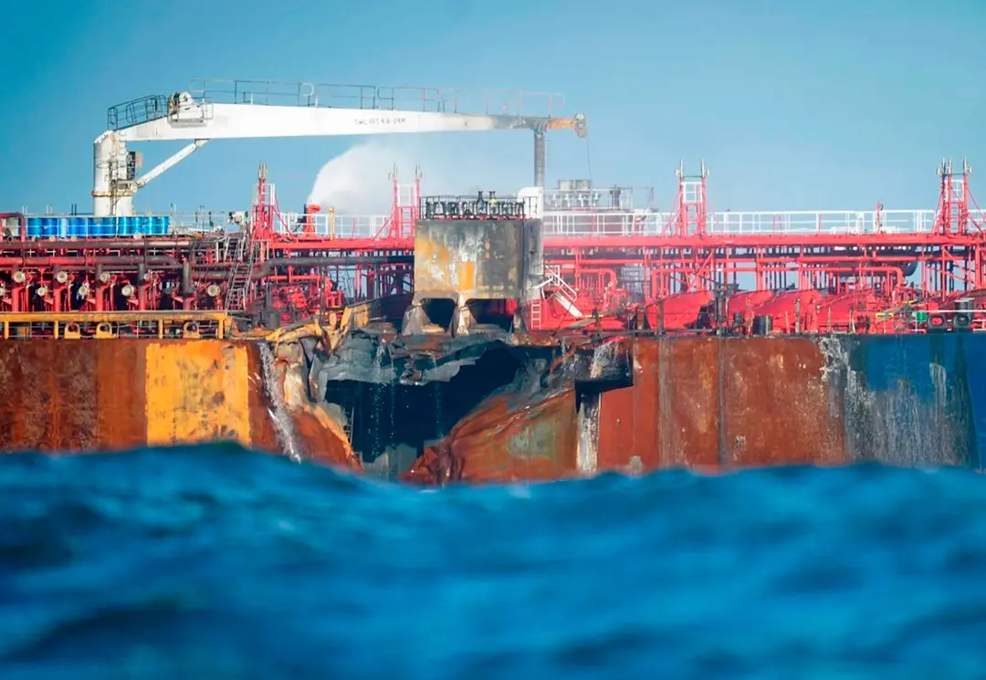 La preocupación se centra en el impacto que el combustible de aviación, altamente tóxico, pueda tener en el ecosistema marino a largo plazo. Foto: AFP