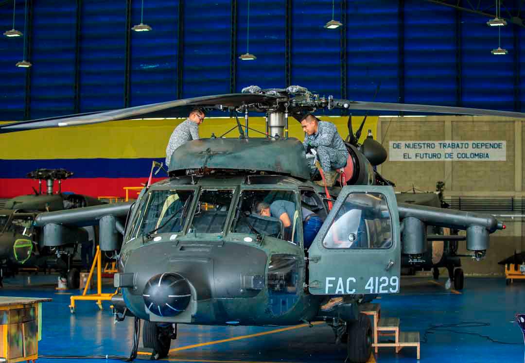 En el municipio de Rionegro, Antioquia, se encuentra un bastión estratégico de la Fuerza Aeroespacial Colombiana (FAC): una base donde hombres y mujeres trabajan incansablemente para mantener en vuelo la flota de helicópteros Black Hawk y Arpía, aeronaves vitales para la seguridad y el bienestar de Colombia. Foto: Camilo Suárez Echeverry