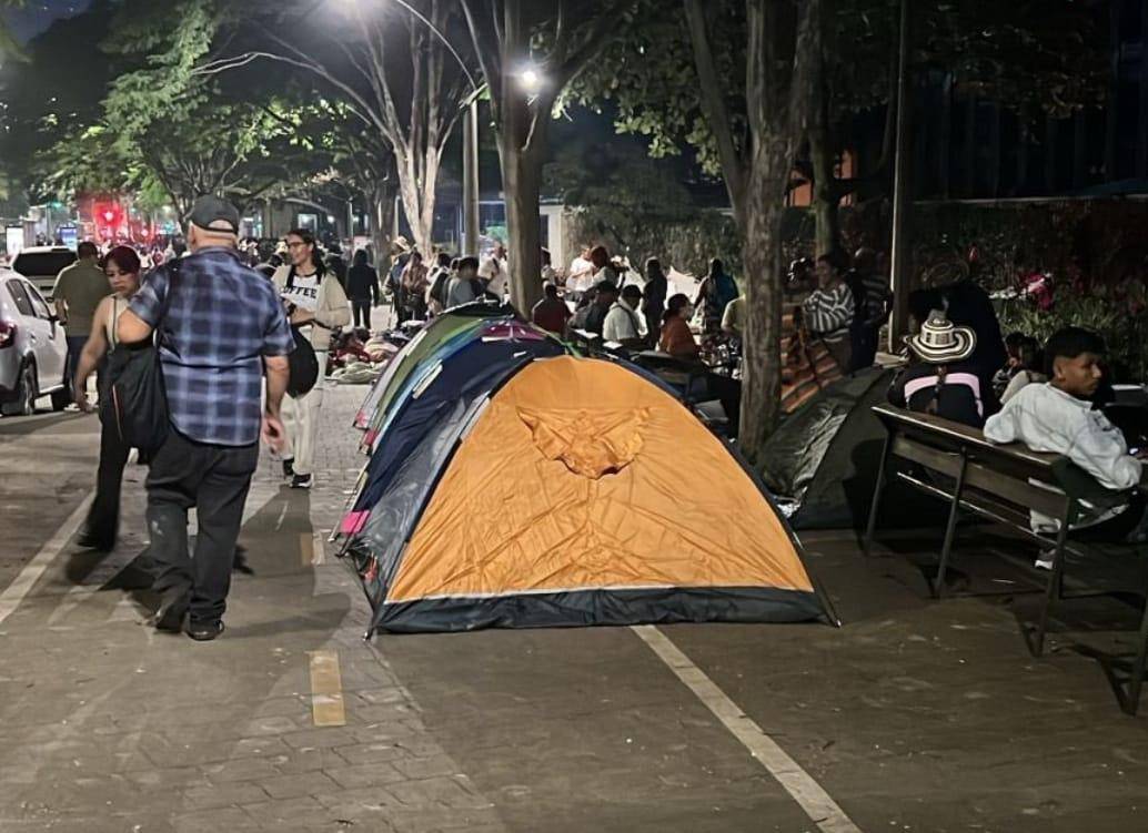 Los indígenas instalaron carpas y hamacas en las afueras del centro administrativo La Alpujarra. Inicialmente bloquearon la movilidad en la zona, pero luego de ubicaron sin afectar la circulación vehicular. FOTO: <b>CORTESÍA</b>