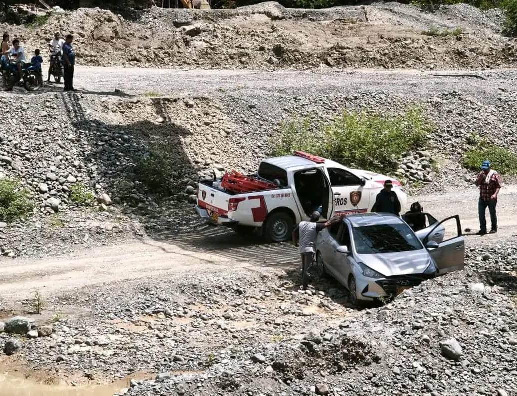 Las autoridades evalúan la estructura y piden evitar el paso hasta garantizar la seguridad. FOTO: cortesía. 