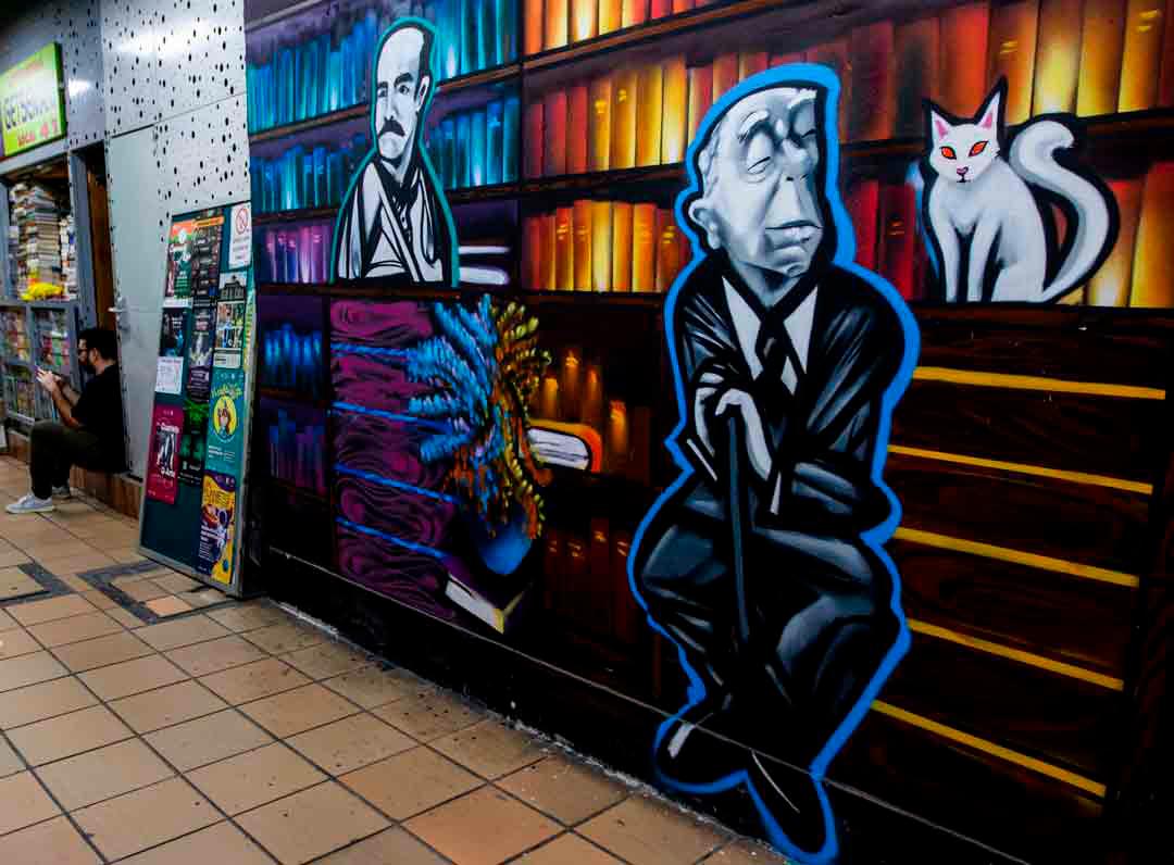 Lo que antes eran paredes grises y deslucidas, hoy lucen seis espectaculares murales coloridos que han inyectado nueva vida a este tradicional espacio, donde la literatura ahora brilla con un matiz artístico sin precedentes. Foto: Julio César Herrera