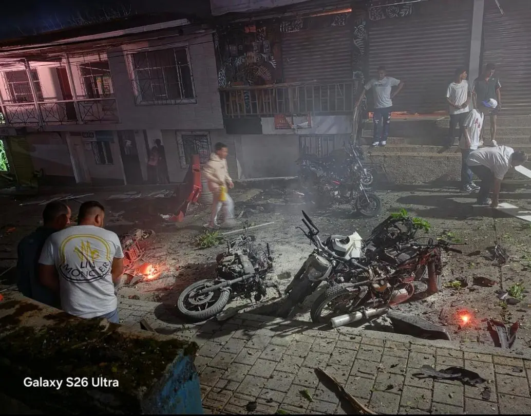 Así quedaron las motos que se encontraban estacionadas en las afueras de la estación de Policía de Briceño, Norte antioqueño. FOTO: <b>CORTESÍA</b>