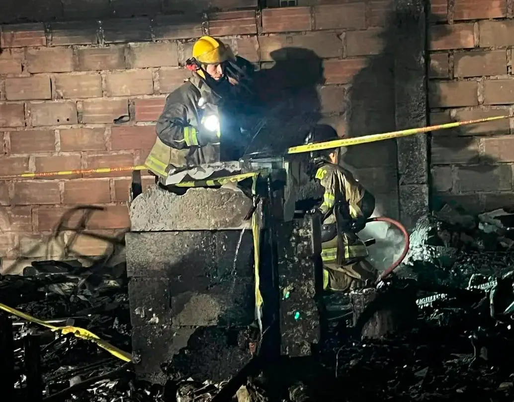 Personal del Cuerpo de Bomberos de Medellín apagaron las llamas y ayudaron en la recuperación del cadáver de la víctima de esta emergencia. FOTO: CORTESÍA