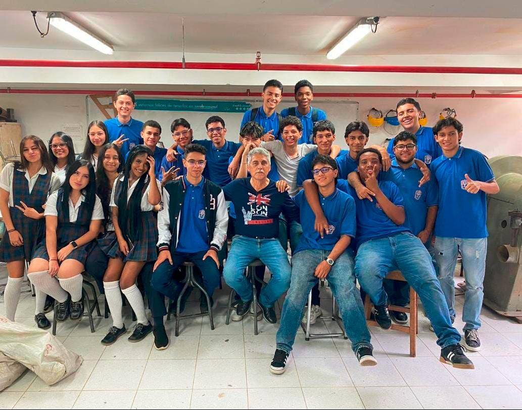 El profesor Octavio Navales, rodeado de sus alumnos del colegio Pascual Bravo. <b>FOTO CORTESÍA</b> 