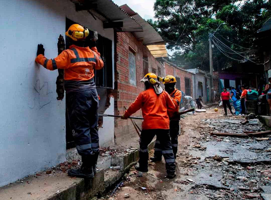 Sin embargo, entre la comunidad dicen otra cosa. Por un lado, reconocen que evidentemente se encuentran en zona de riesgo, pero aseguran que la alcaldía ha cometido atropellos en medio de los procedimientos y que, lo más grave, es que está “tumbando casas sin ofrecer solución alguna”. Fotos: Julio César Herrera