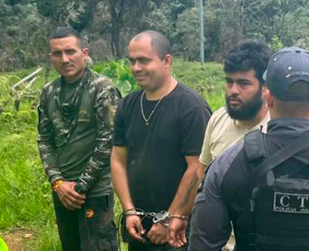 Jesús María Restrepo Borja, alias Darlison (centro de negro) es señalado de comandar la expansión de las disidencias de Calarcá por el Suroeste de Antioquia y Chocó. FOTO CORTESÍA 