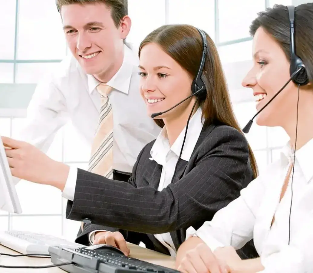 Equipo de Tessi en Colombia trabajando en áreas de call center y atención al cliente.