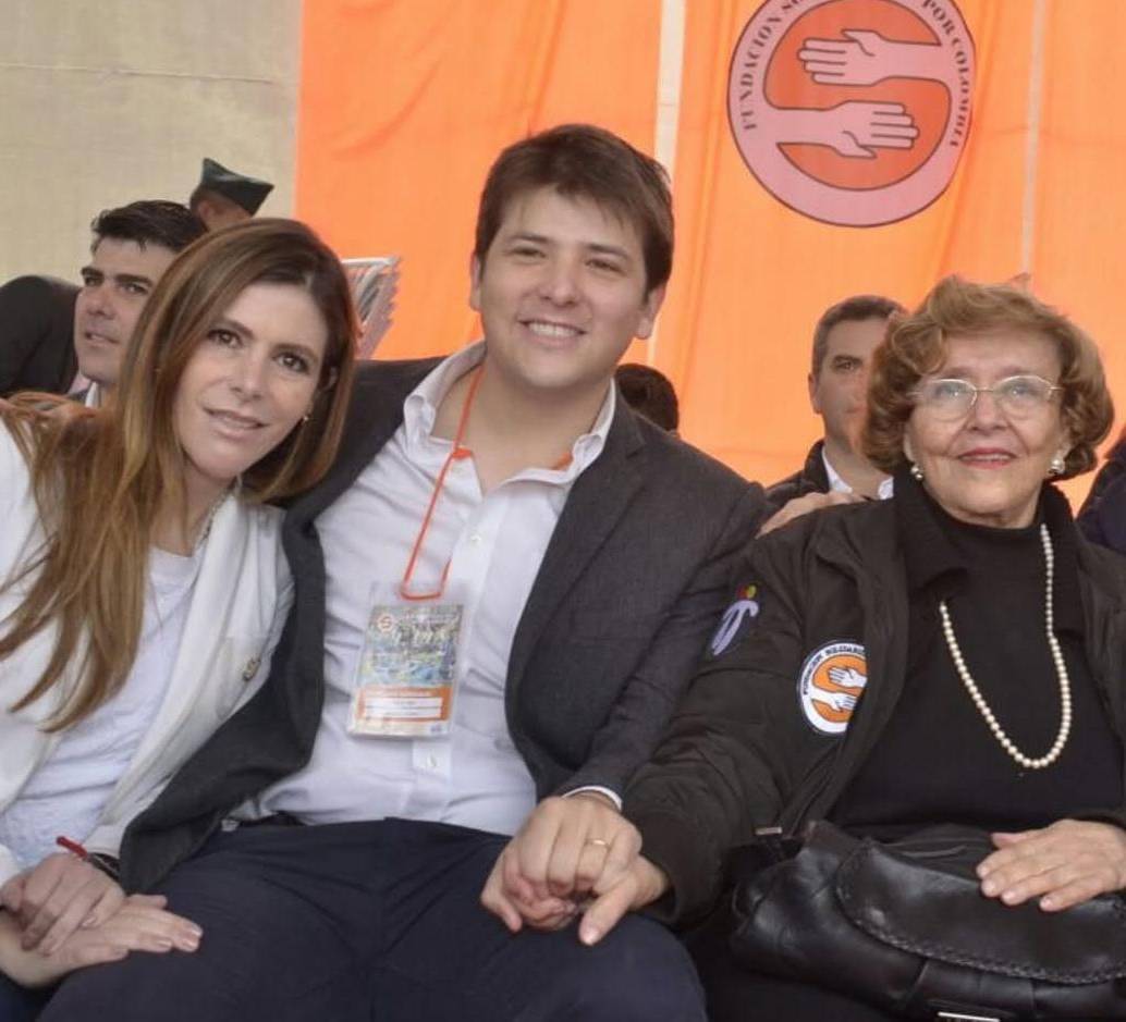 María Claudia Hoyos, Miguel Uribe Turbay y su abuela, Nydia Quintero de Balcázar en un evento de la fundación Solidaridad por Colombia. Imagen tomada de Instagram personal de María Claudia Hoyos. 