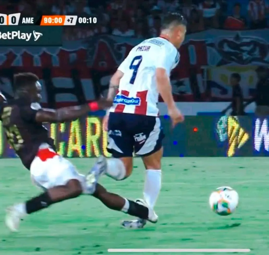 El futbolista Joider Micolta golpeó fue expulsado por esta acción contra Guillermo Paiva, del Junior. FOTO: CAPTURA DE PANTALLA 