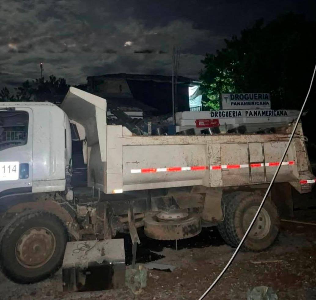 Esta volqueta fue acondicionada por los ilegales para lanzar el ataque con explosivos. FOTO: Cortesía
