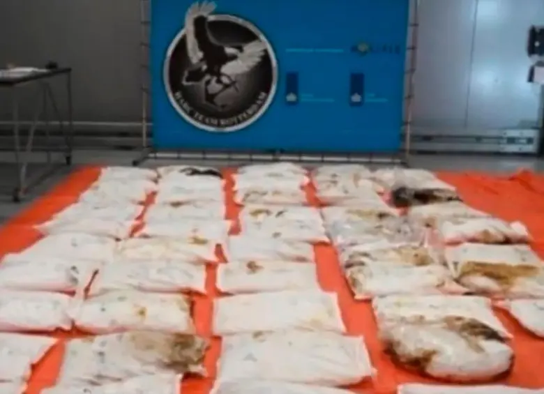 Estos son los 48 bultos de melaza mezclada con cocaína, que salieron de Buenaventura (Valle) y fueron decomisados en Países Bajos. FOTO: Tomada de video Policía