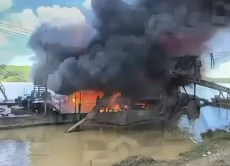 Dragas destruidas por el Ejército en el Bajo Cauca. FOTO: CAPTURA DE VIDEO POLICÍA