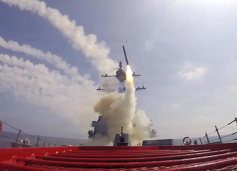Desde el 28 de febrero que inició la escalada militar, se habría gastado por munición algo más de 5 mil dólares. Foto: U.S. Navy via Getty Images