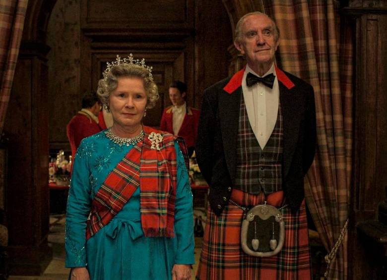 Jonathan Pryce, al fondo, será el esposo de la reina Isabel II. FOTO Cortesía Netflix