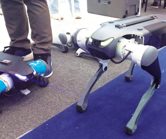 El perro robot, presentado por la empresa Iatech Robotics, tiene un valor aproximado de $105 millones de pesos (más IVA).