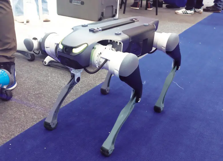 El perro robot, presentado por la empresa Iatech Robotics, tiene un valor aproximado de $105 millones de pesos (más IVA).