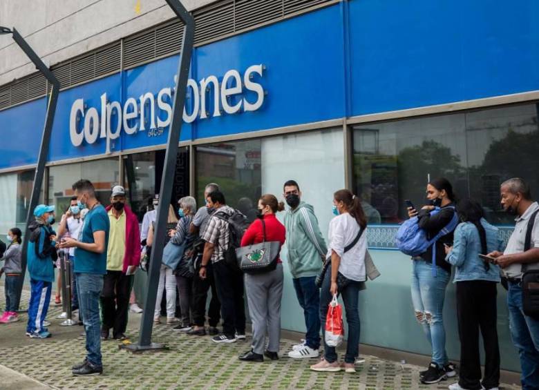 Con la reforma pensional, quienes ganen más de 2,3 salarios mínimos ($3.274.050), coticen en Colpensiones, y no estén bajo el régimen de transición, tienen plazo hasta mañana 16 de enero para escoger un fondo privado de pensión. FOTO: EL COLOMBIANO