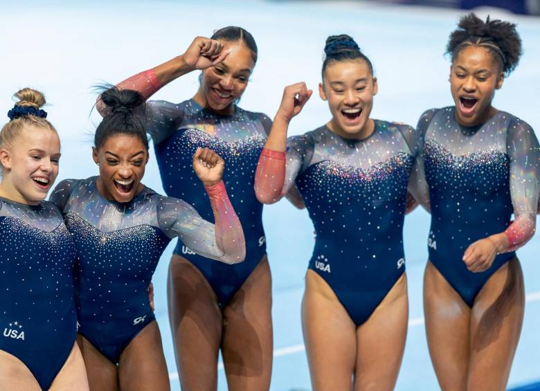 Simone Biles (segunda de izquierda a derecha) celebra con sus compañeras el título de EE. UU. FOTO GETTY