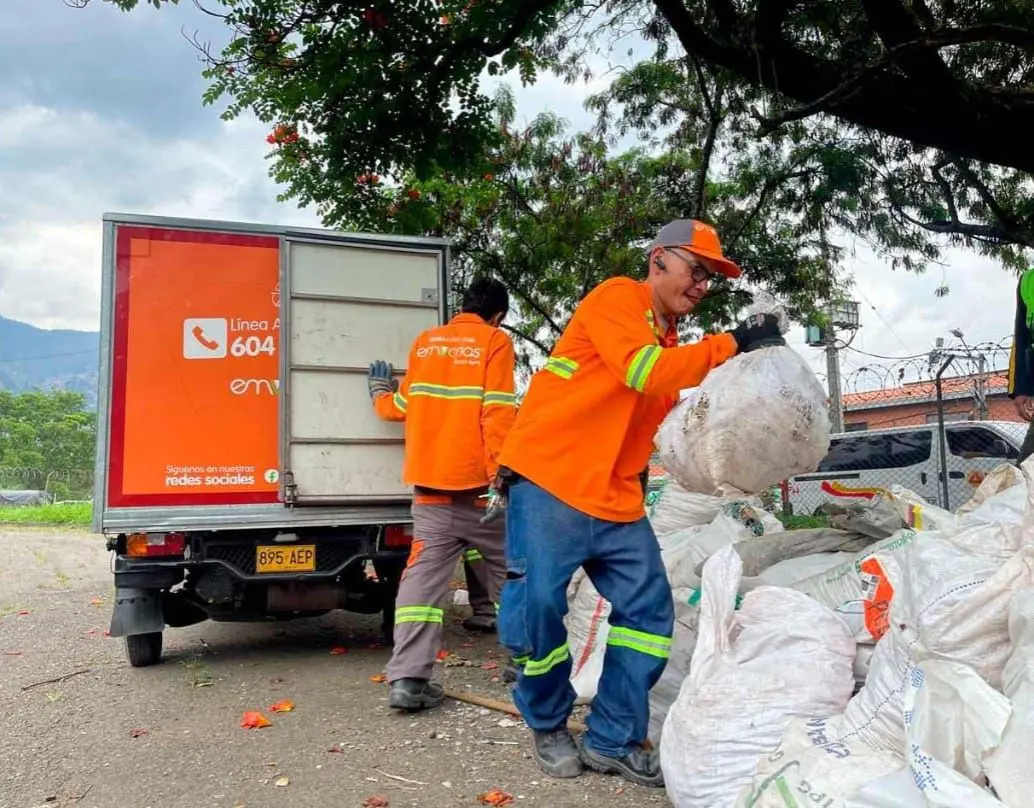 Recicladores de oficio y ciudadanos han sido fundamentales para aumentar el aprovechamiento de residuos reciclables en Medellín durante 2026. FOTO: Alcaldía de Medellín.