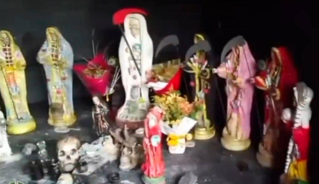 Este fue el altar y los artilugios paganos que encontró la Policía en la vivienda de Riohacha, en La Guajira. IMAGEN DE TOMADA DE VIDEO DE POLICÍA.