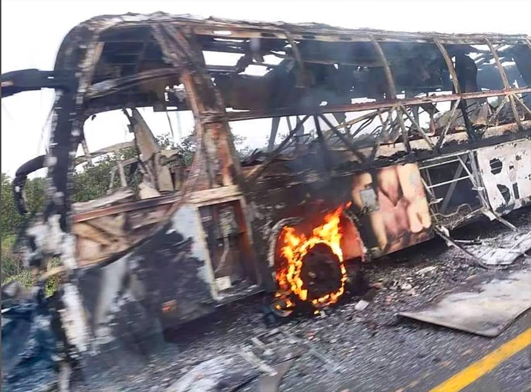 El paro armado del Clan del Golfo, que comenzó este jueves y tiene previsto extenderse hasta el próximo martes, ha dejado diferentes afectaciones en al menos ocho departamentos del país, incluido Antioquia. Autobús quemado en Caucasia. FOTO: CORTESÍA.