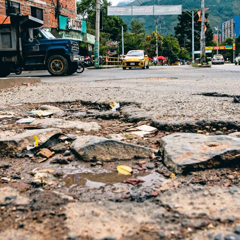 Este hueco, ubicado en el sector de Villas de Comfenalco, lleva más de dos años sin ser reparado. Carros y motos deben esquivarlo o pasar sobre él. Son tres los que hay en la zona. FOTOS: Julio César Herrera