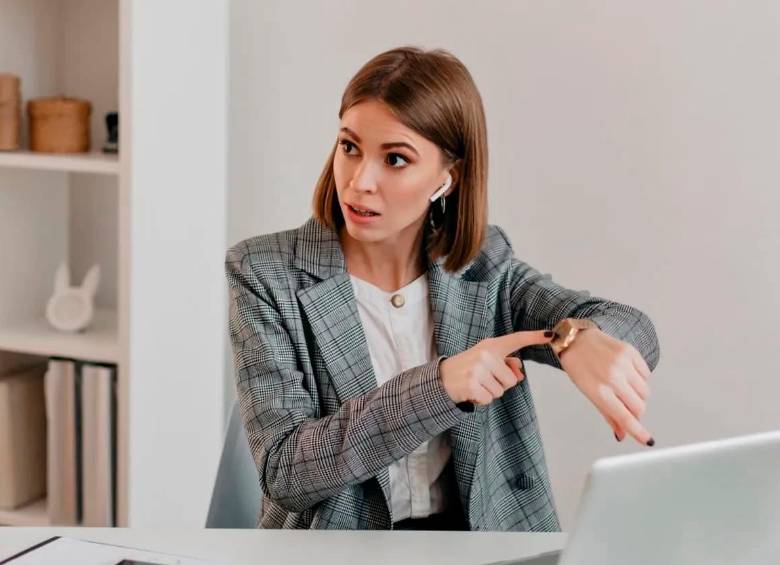 La reducción de la jornada laboral a 42 horas no modifica el salario de los trabajadores, pero sí obliga a las empresas a reorganizar sus horarios y operaciones. FOTO: FREEPIK