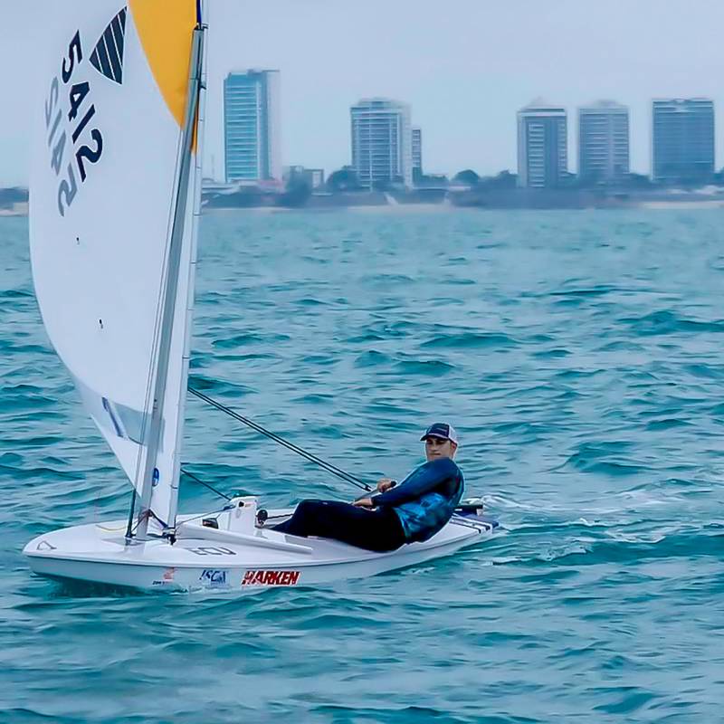 Simón Gómez es el primer colombiano en salir Campeón Mundial de Sunfish. Foto: tomada de redes @ortizsimongomez.