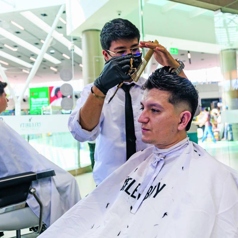 Barberos de Envigado ahora serán escuchadores y ofrecerán primeros auxilios en salud mental. FOTO Camilo Suárez. 