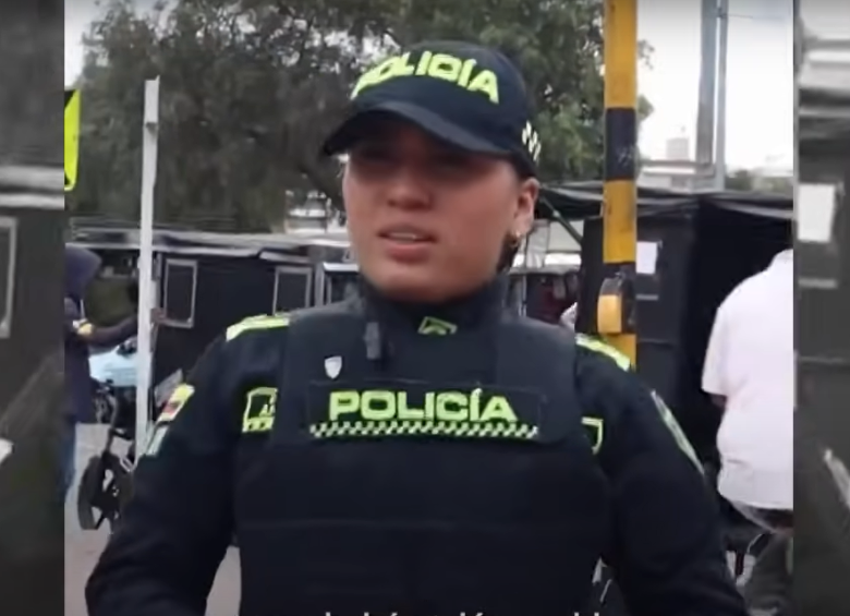 La patrullera Ana fue quien encontró y rescató a la recién nacida. Foto: captura de video Alcaldía de Bogotá