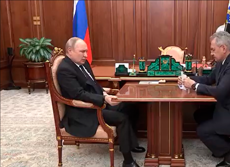 En el vídeo, Putin se aferra con una de sus manos a la esquina de la mesa de madera y mueve uno de sus pies insistentemente. FOTO: CAPTURA DE PANTALLA DE VÍDEO. 