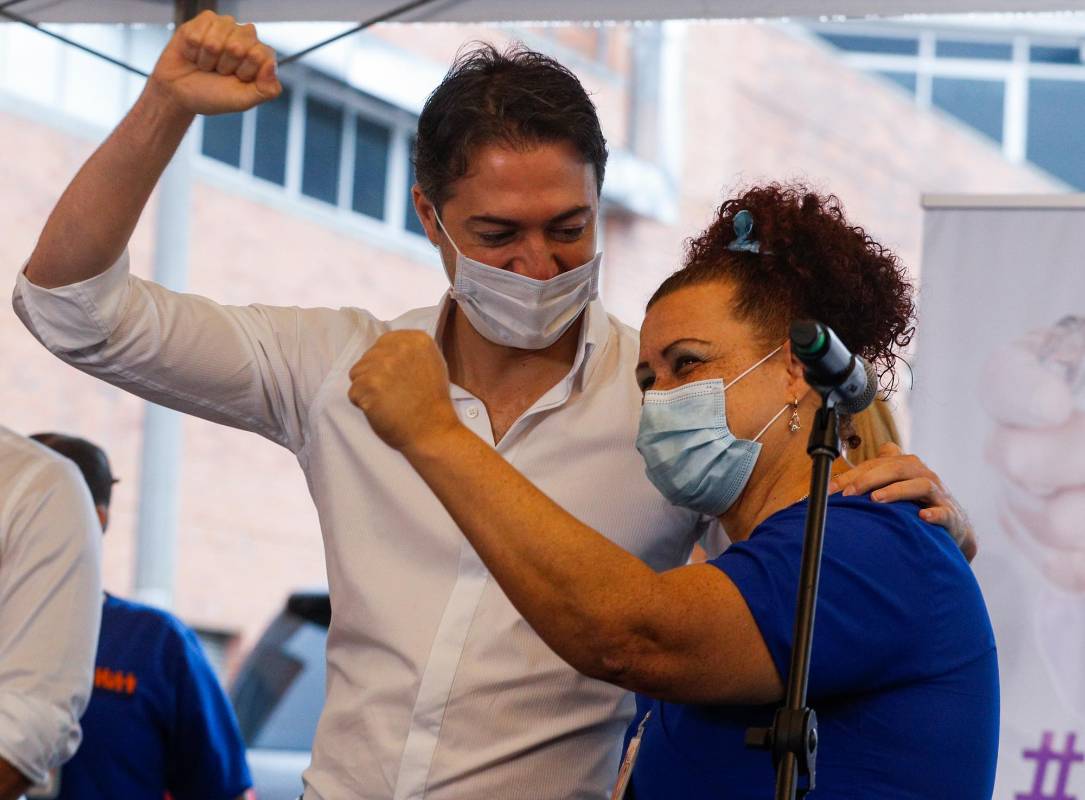 “Este es un mensaje de esperanza, regresa la primavera a Medellín. Todo va a estar bien, todos a vacunarse”, dijo el alcalde Quintero para dar inicio al evento. Foto: Manuel Saldarriaga Quintero.