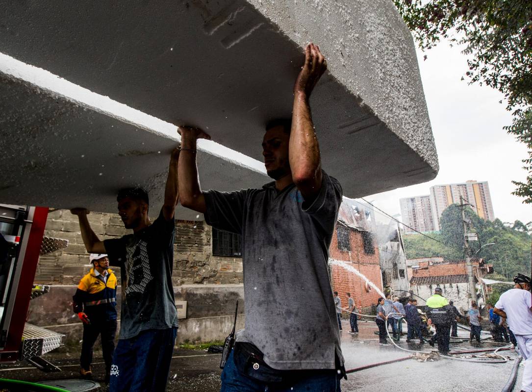 La conflagración inició a las 8:00 de la mañana, fue controlado en un 90% sobre las 11:30 de la mañana por parte de los bomberos de Envigado, Itagüí, Sabaneta y Medellín. Foto: Julio César Herrera