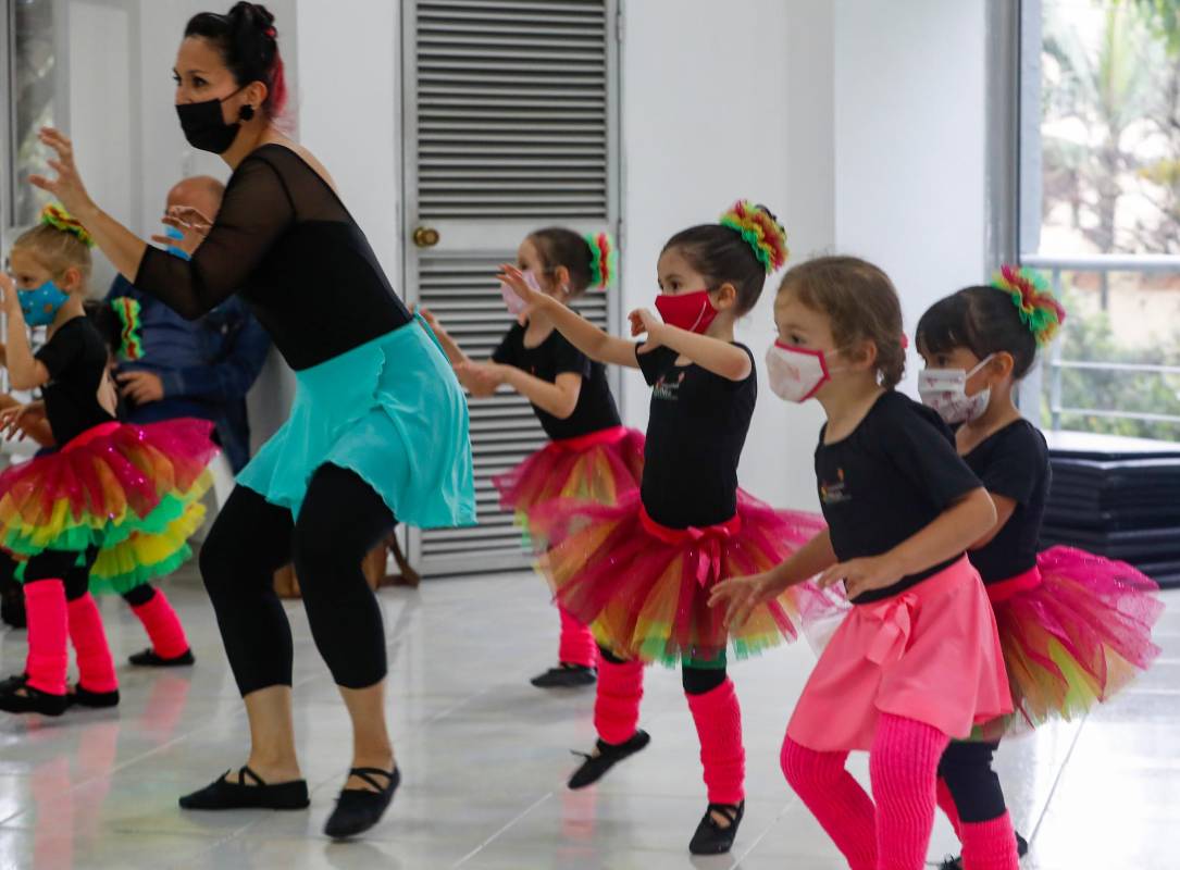 Las pequeñas bailarinas disfrutan de las clases tanto de danza como de ballet. Foto: Manuel Saldarriaga Quintero.