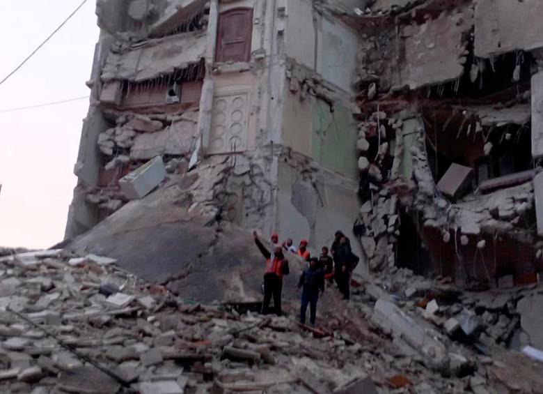 Tras el de esta madrugada, un segundo terremoto de magnitud 7,6 sacudió este lunes el sureste de Turquía con el epicentro a unos 80 kilómetros al norte del primero. FOTO: EFE