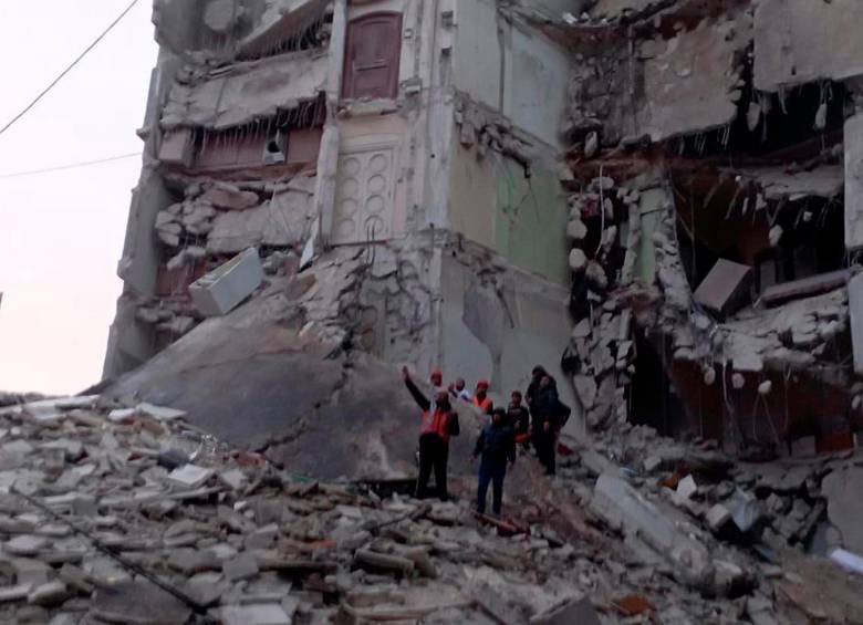 Más de 1.400 personas murieron y miles resultaron heridas por un devastador sismo de magnitud 7,8 que sacudió el lunes el sureste de Turquía y el norte de Siria. FOTO: EFE