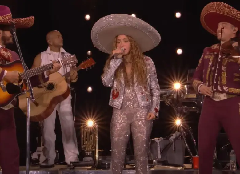 “Nuestra canción, que sé que le gustaba mucho a mi papá porque se sentiría muy orgulloso y a mí me la va a cantar hoy, especialmente hoy que es su cumpleaños”, dijo la barranquillera al interpretar Sombras. FOTO: Captura de pantalla YouTube