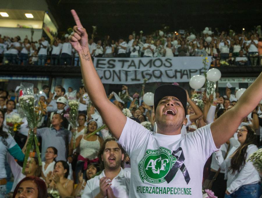 Imágenes del homenaje que se les hizo hace 10 años a las víctimas del siniestro aéreo en el estadio Atanasio Girardot. FOTO JULIO CÉSAR HERRERA