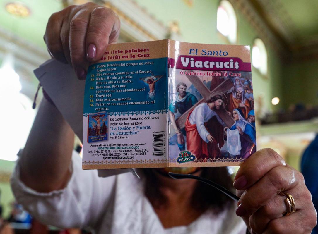 La Iglesia Santa Gertrudis de Envigado celebra la semana santa en su interior marcados por el distanciamiento, la bioseguridad ante la ausencia de las procesiones. Foto: Manuel Saldarriaga Quintero.