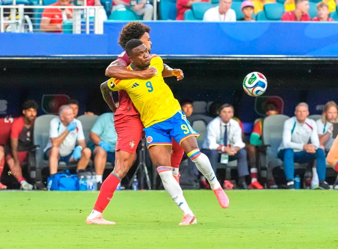 Jhon Córdoba hizo un buen trabajo táctico en el duelo de Colombia contra Portugal. Foto: Juan Antonio Sánchez