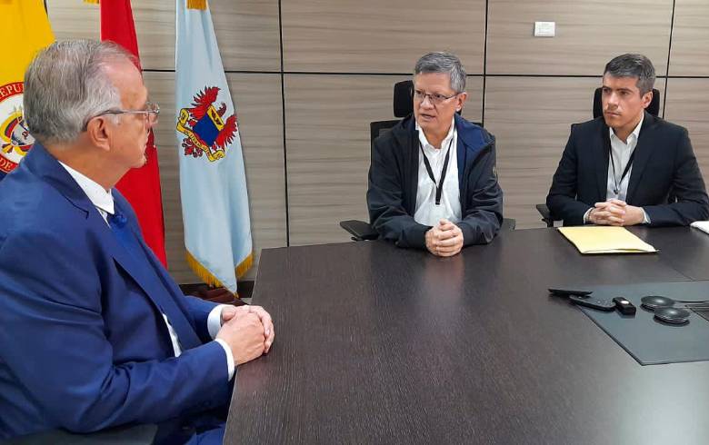 El ministro del Defensa, Iván Velásquez (izq.), recibió en su despacho al seres de Seguridad Humana y Gobierno de Antioquia, Luis Fernando Suárez (centro), y al secretario de Seguridad y Justicia del departamento, Oswaldo Juan Zapara Quijano (der.), para hablar, entre otros temas, de la situación en Buriticá. FOTO: CORTESÍA GOBERNACIÓN DE ANTIOQUIA