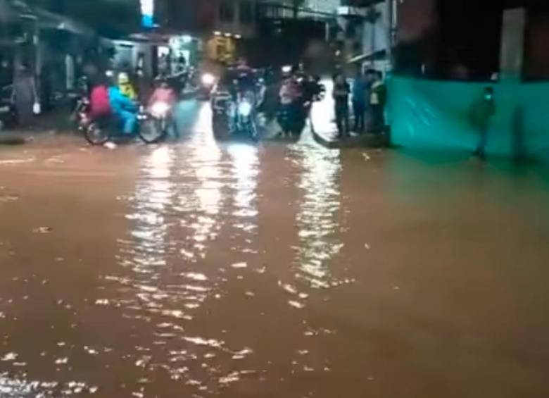 Este viernes en la noche varias calles de diversos sectores de Segovia permanecen inundadas. FOTO CORTESÍA