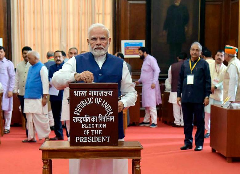 El primer ministro indio, Narendra Modi, emitiendo su voto en las elecciones presidenciales de la India de 2022. FOTO: EFE