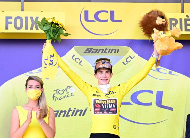 El danés Jonas Vingegaard celebra su título del Tour de Francia, competencia que terminó este domingo en París. FOTO TOMADA @LETOUR