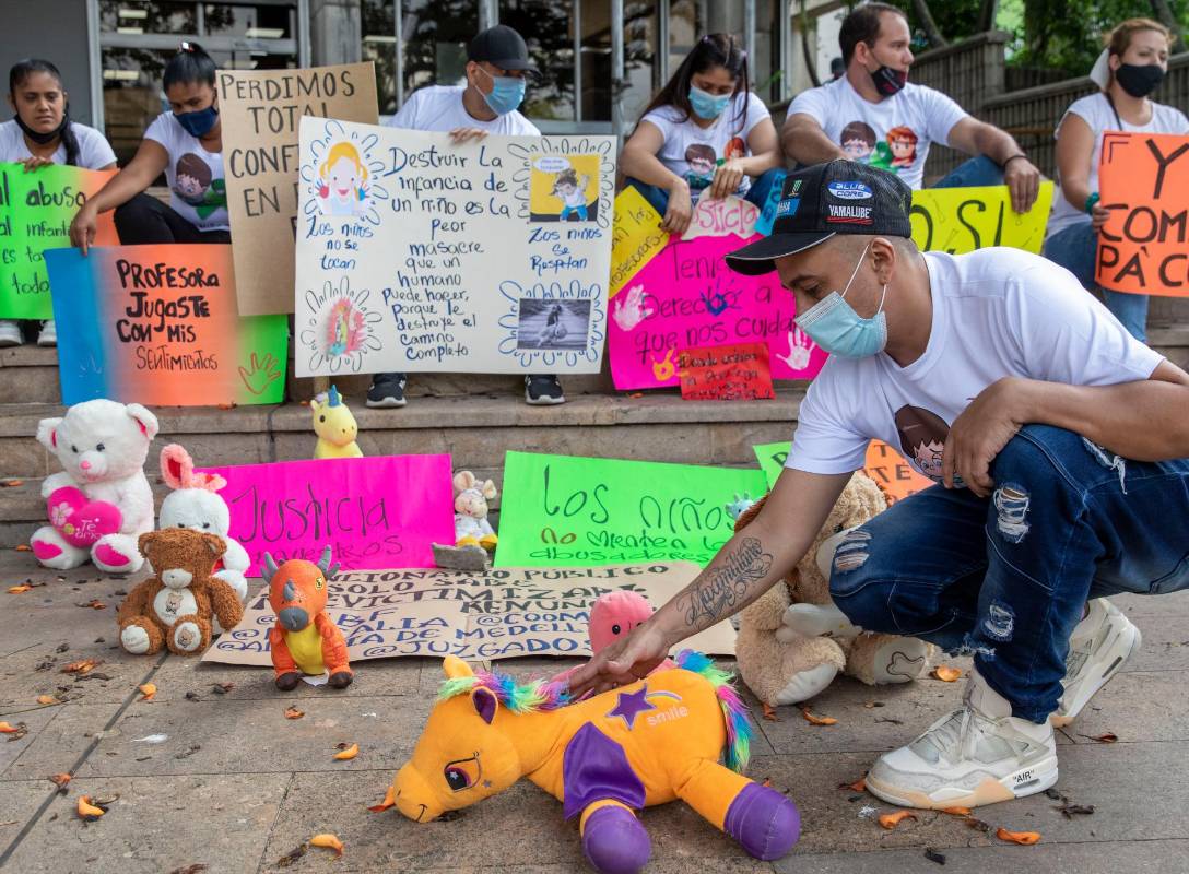 Con osos de peluche, los asistentes al plantón hicieron un montaje simbólico frente al Palació de Justicia de Medellín. FOTO EDWIN BUSTAMANTE