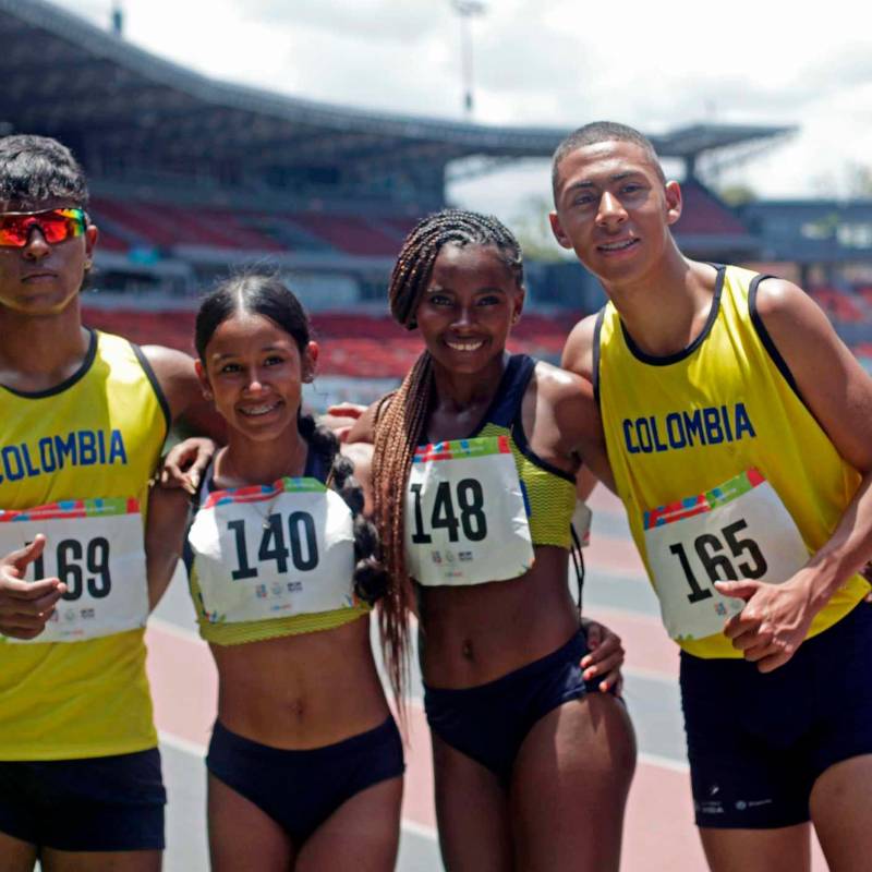 José Valencia, Laura Alcalá, Michel Gómez y Sergio Rojas, ganadores del relevo mixto en los Juegos Sudamericanos juveniles. FOTO CORTESÍA MINDEPORTE 