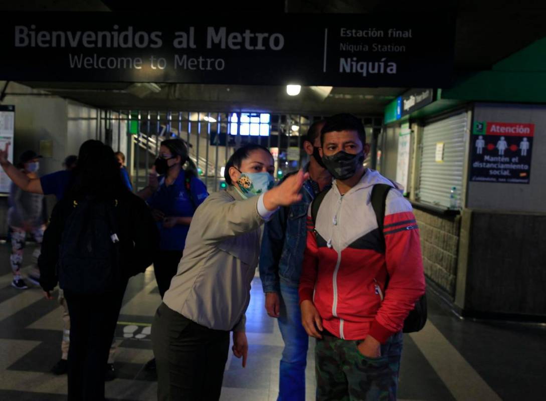 Desde Caribe hasta Niquía hubo confusión y aglomeraciones por los pasajeros que esperaban llegar a sus lugares de trabajo y estudio. Foto: Juan Antonio Sánchez