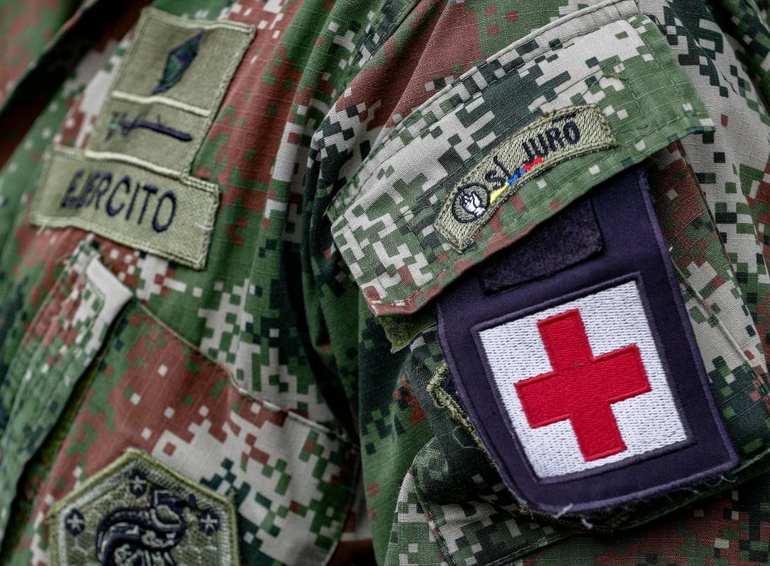 La labor de estos soldados es salvaguardar la vida de sus compañeros, de los civiles y de los combatientes que se hayan rendido: Foto Manuel Saldarriaga Quintero.