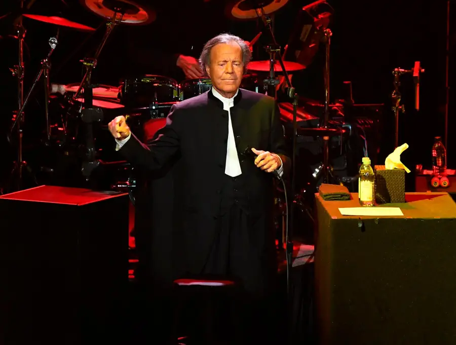 Julio Iglesias lleva varios años retirado de los escenarios, aunque asegura que no deja de trabajar. Está preparando una serie con Netflix sobre su vida. FOTO Getty